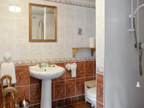 a bathroom with a sink and a toilet at Rowan Tree Cottage - S4216 in Tulchan