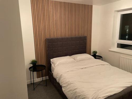 - une chambre avec un grand lit et 2 tables de chevet dans l'établissement Stunning Central Apartment With Free Parking, à Sheffield