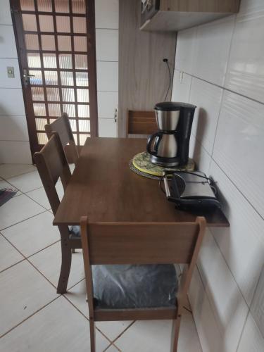 una mesa con una cafetera encima en Casa mobiliada, en Campo Grande