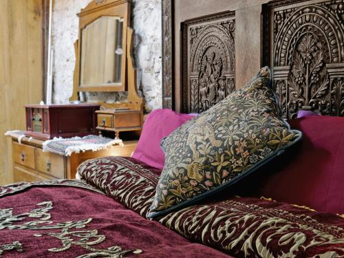 um quarto com uma cama com um espelho e uma almofada em Hen Wrych Hall Tower em Abergele