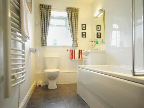ein Badezimmer mit einer Badewanne, einem WC und einem Waschbecken in der Unterkunft Robins Nest in Trevilley