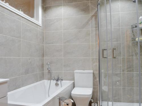 ein Bad mit einem WC und einer Dusche in der Unterkunft Rosedene in Bembridge