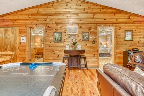 um chalé de madeira com uma mesa de bilhar numa sala de estar em Deer Hollow em Sautee Nacoochee