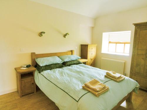 a bedroom with a bed with two towels on it at Moriah - Hw7574 in Llanddeiniolen