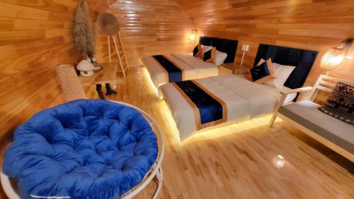einen Blick über ein Zimmer mit 2 Betten und einem Stuhl in der Unterkunft Ha Giang Loop Hostel & Tours in Ha Giang