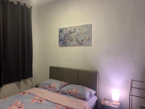 - une chambre avec un lit et une peinture murale dans l'établissement Full House Ville Rawang, à Rawang