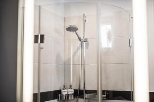eine Dusche mit Glastür im Bad in der Unterkunft Altstadtjuwel @Conny's in Brilon