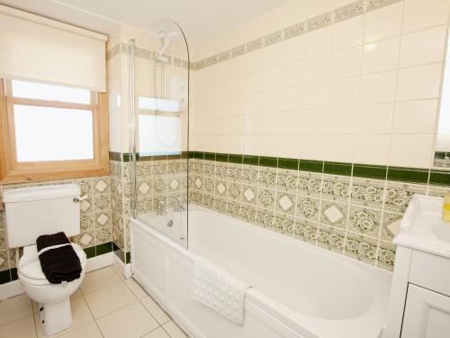 La salle de bains est pourvue d'une baignoire, de toilettes et d'un lavabo. dans l'établissement Glan Y Mor 1, à Trearddur