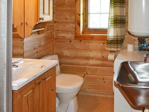 La salle de bains est pourvue de toilettes et d'un lavabo. dans l'établissement Holiday home olden IX, à Olden