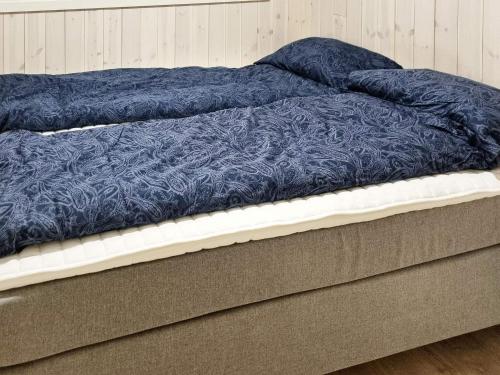 Una cama con sábanas azules encima. en Holiday home Bud VII, en Bud