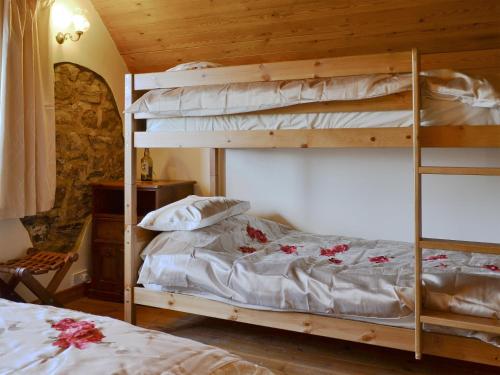 a bedroom with two bunk beds in a cabin at The Garden House in Atlow