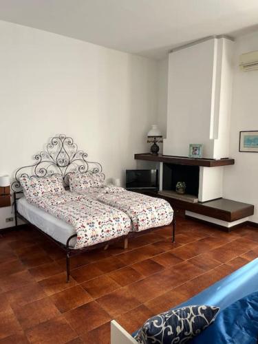 - une chambre avec un lit dans l'établissement Accogliente appartamento a 25 minuti da milano, à Parabiago