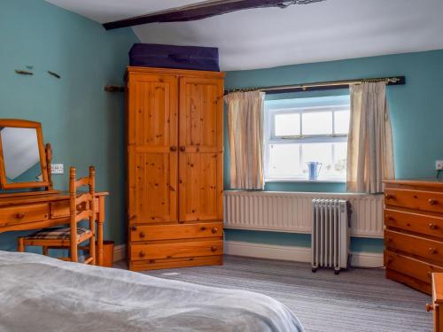 um quarto com uma cama, uma cómoda e uma janela em Lowther - Np2801 em Dockray