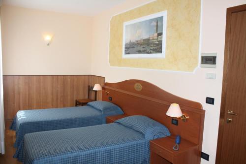 Un pat sau paturi într-o cameră la Hotel Belfiore