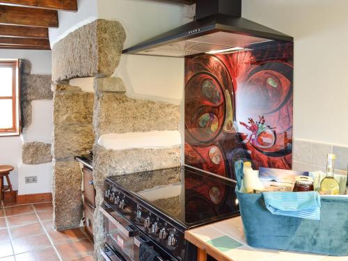 een keuken met een kookplaat en een oven bij Bruces Cottage in Saint Erth