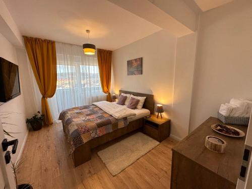 um pequeno quarto com uma cama e uma janela em A&Y APARTAMENT em Floreşti