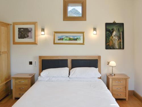 LlanfrothenにあるBwthyn Llwynog - HW7739のベッドルーム1室(白い大型ベッド1台、ナイトスタンド2台付)