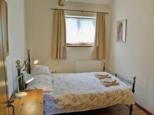 Schlafzimmer mit einem Bett und einem Fenster in der Unterkunft Briarwood - E4286 in Thorpe Market