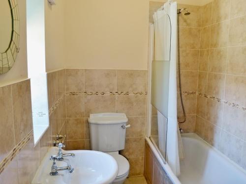 ein Badezimmer mit einem WC, einem Waschbecken und einer Badewanne in der Unterkunft Briarwood - E4286 in Thorpe Market