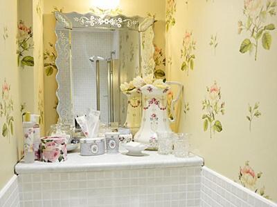 IrebyにあるRose Cottage - Lpdのバスルーム(鏡付きの洗面化粧台、シンク付)