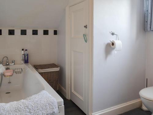 斯卡布羅的住宿－Holbeck Apartment，带浴缸、卫生间和盥洗盆的浴室
