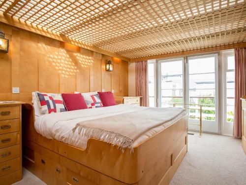 Un dormitorio con una cama grande y una ventana en The Boathouse, en Dartmouth