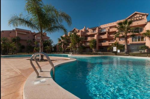 une piscine en face d'un bâtiment dans l'établissement Spacious luxe apartment on Mar Menor Golf Resort with Padel, Fitness, Wellness facilities, à Torre-Pacheco