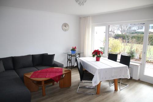 salon z kanapą i stołem w obiekcie Alpen - Apartments w Garmisch Partenkirchen
