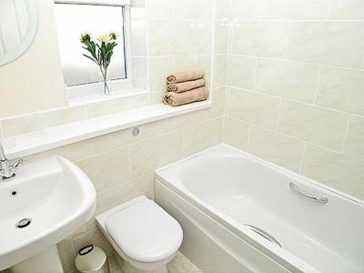 Ore的住宿－布利迪莫爾小屋，白色的浴室设有卫生间和水槽。