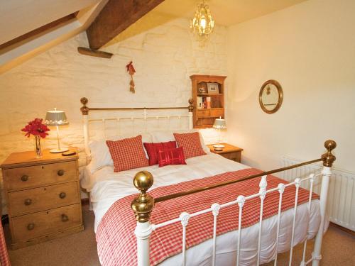 ホープにあるCotton Cottage IIのベッドルーム(白いベッド、赤い枕付)