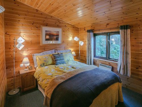 ケズウィックにあるWatendlathの木造キャビン内のベッド1台が備わるベッドルーム1室を利用します。