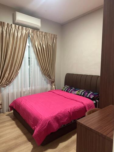 um quarto com uma cama rosa e uma janela em P residence 3 bedroom with swimming pool view Block 1 em Kuching