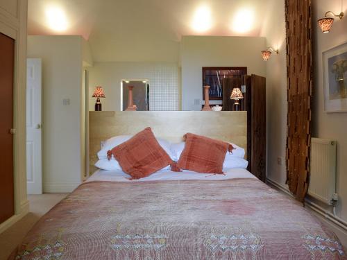 Postel nebo postele na pokoji v ubytování Sardis Cottage