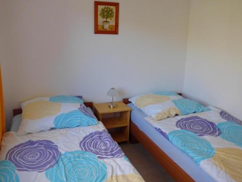 two beds sitting next to each other in a room at An-Hog-Barg-1 in Godern