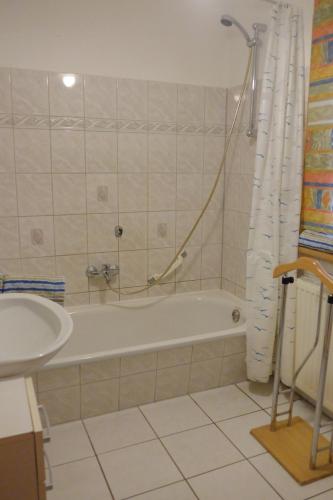 a bathroom with a tub and a sink at An-Hog-Barg-1 in Godern