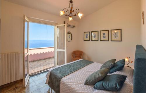 um quarto com uma cama e vista para o oceano em Villa Capri em Fiuzzi