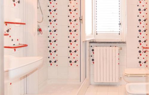 uma casa de banho com um chuveiro com corações vermelhos na parede em Villa Capri em Fiuzzi