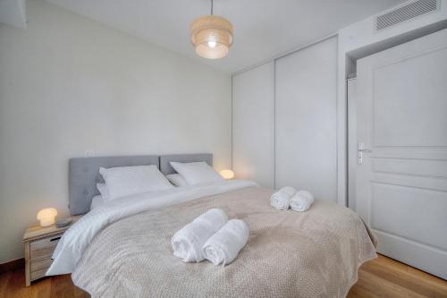 ein Schlafzimmer mit einem großen Bett mit Handtüchern darauf in der Unterkunft Magnifique et lumineux 3 pieces A2B238 in Cannes
