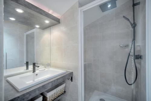ein Bad mit einem Waschbecken und einer Dusche in der Unterkunft Magnifique et lumineux 3 pieces A2B238 in Cannes