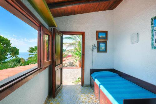 una camera da letto con un letto con vista sull'oceano di Villa in Fontane Bianche by Turquoise Waters a Fontane Bianche