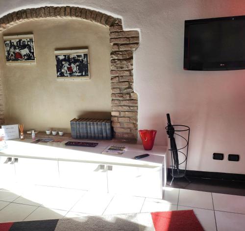 Pokój z białym blatem z telewizorem na ścianie w obiekcie Comfort Accommodation Loft w Bergamo