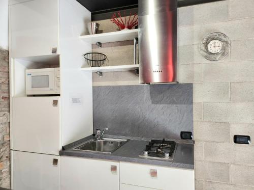 kuchnia ze zlewem i kuchenką mikrofalową w obiekcie Comfort Accommodation Loft w Bergamo