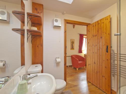 奧克漢普頓的住宿－Timberway，浴室配有白色水槽和卫生间。