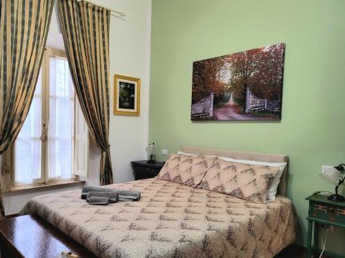 una camera con un letto e una foto appesa al muro di il Rifugio dell'Artista a Passignano sul Trasimeno