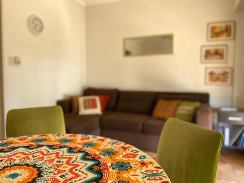 Acogedor departamento en Caballito في بوينس آيرس: طاولة في غرفة المعيشة مع أريكة