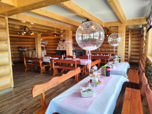 Willa Adamówka في زاكوباني: غرفة طعام مع طاولات خشبية و ملاعب زجاجية كبيرة
