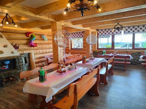 Un restaurante u otro lugar para comer en Willa Adamówka