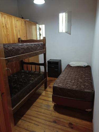 1 dormitorio con 2 literas en una habitación en Departamentos Turísticos El Coyote en San Rafael