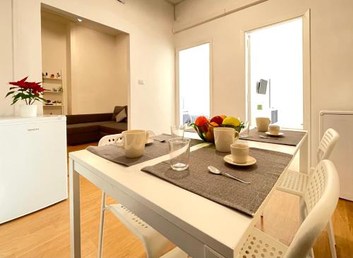 eine Küche und ein Wohnzimmer mit Tisch und Stühlen in der Unterkunft Civico40Apartment in Lecce