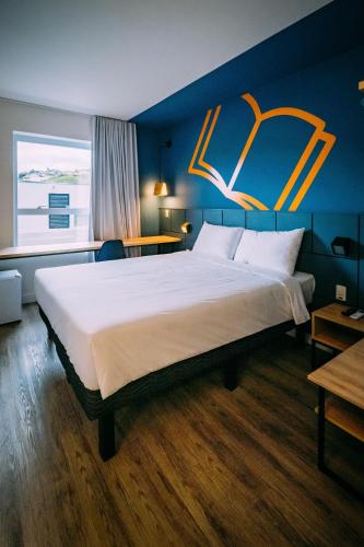 Una cama o camas en una habitación de ibis Styles Poços de Caldas